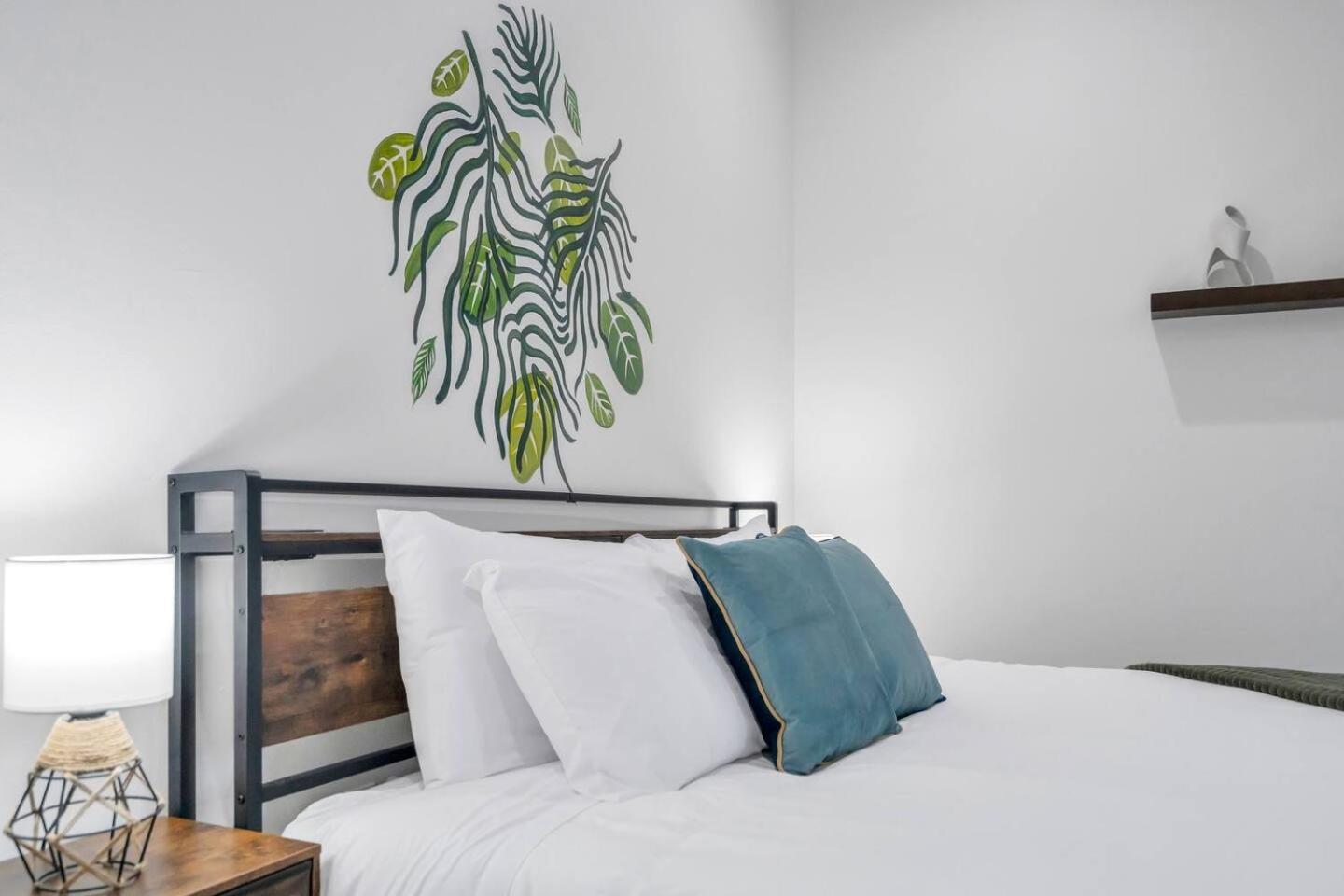 Mid-city 3 King Br W Fire Pit & Parking Holiday home *