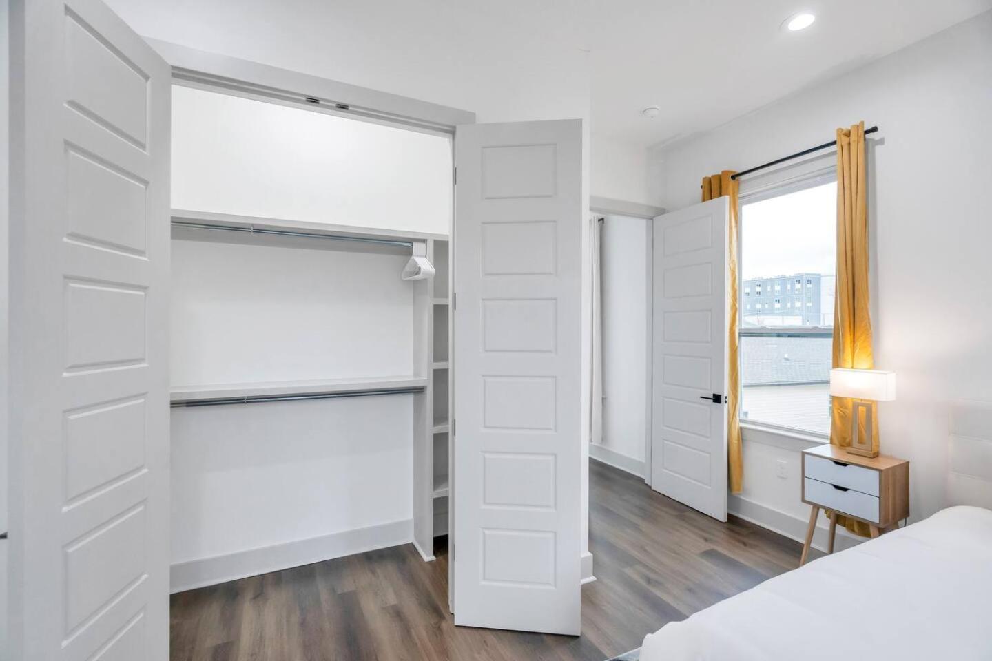 Mid-city 3 King Br W Fire Pit & Parking Holiday home *