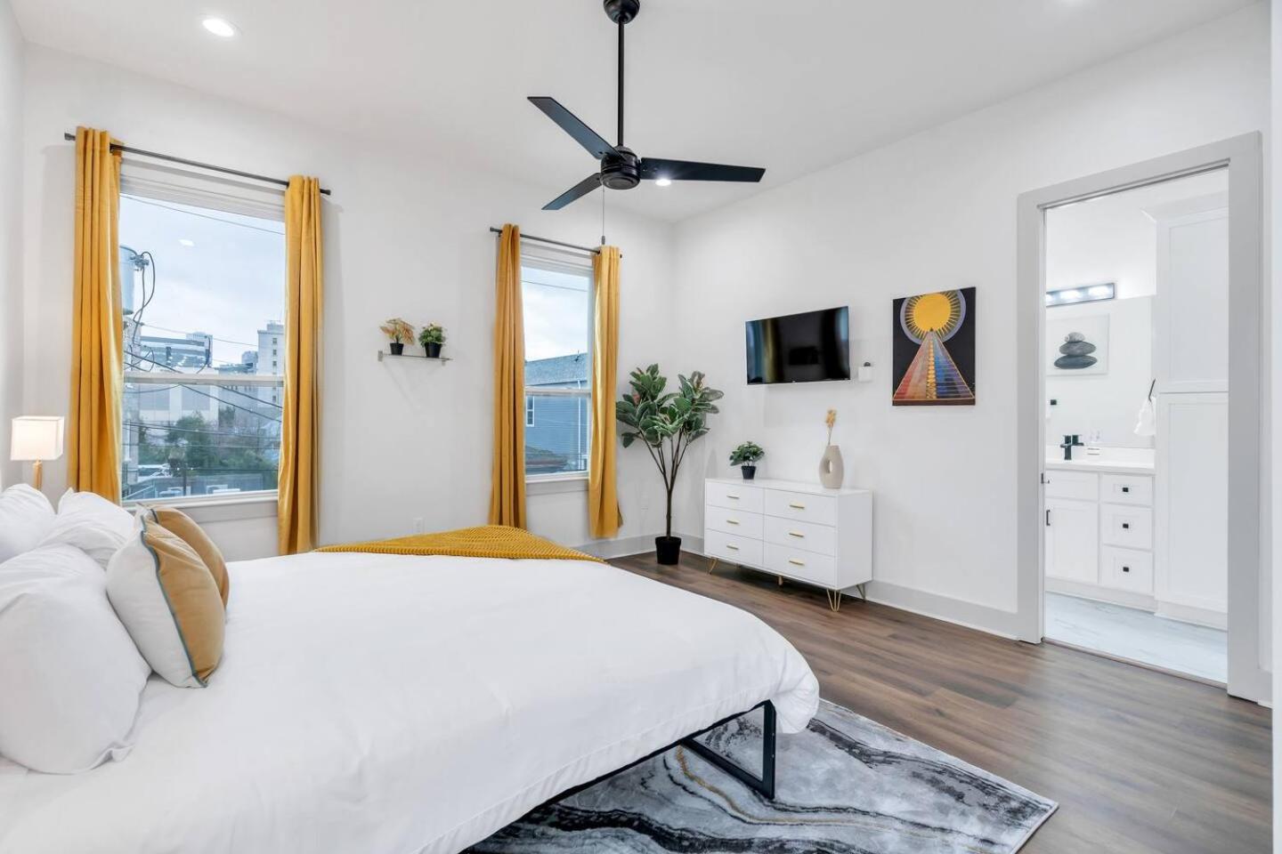 Mid-city 3 King Br W Fire Pit & Parking Holiday home *