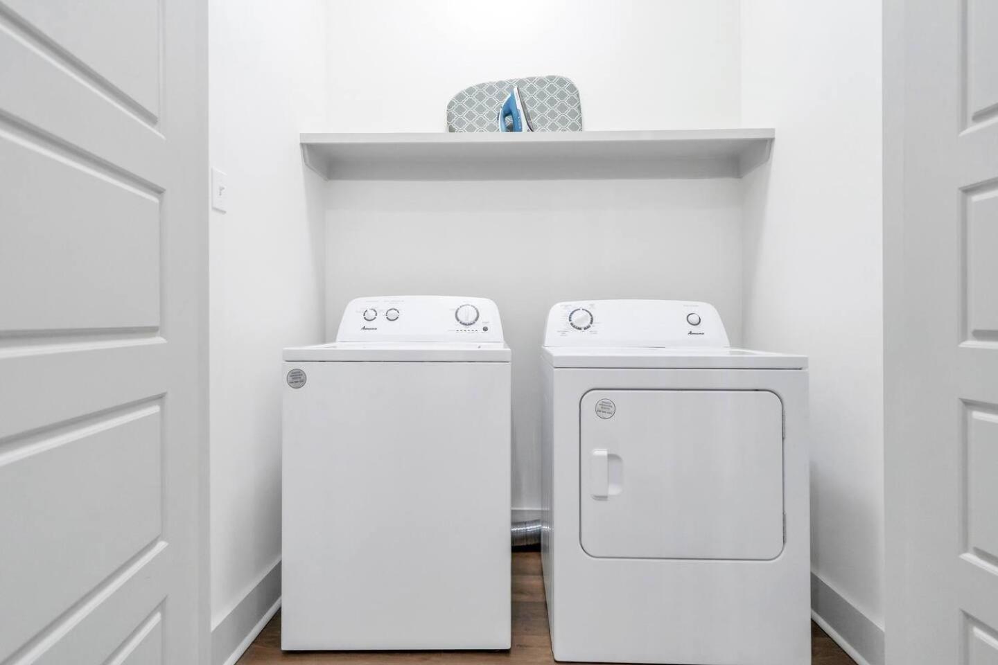 Mid-city 3 King Br W Fire Pit & Parking Holiday home