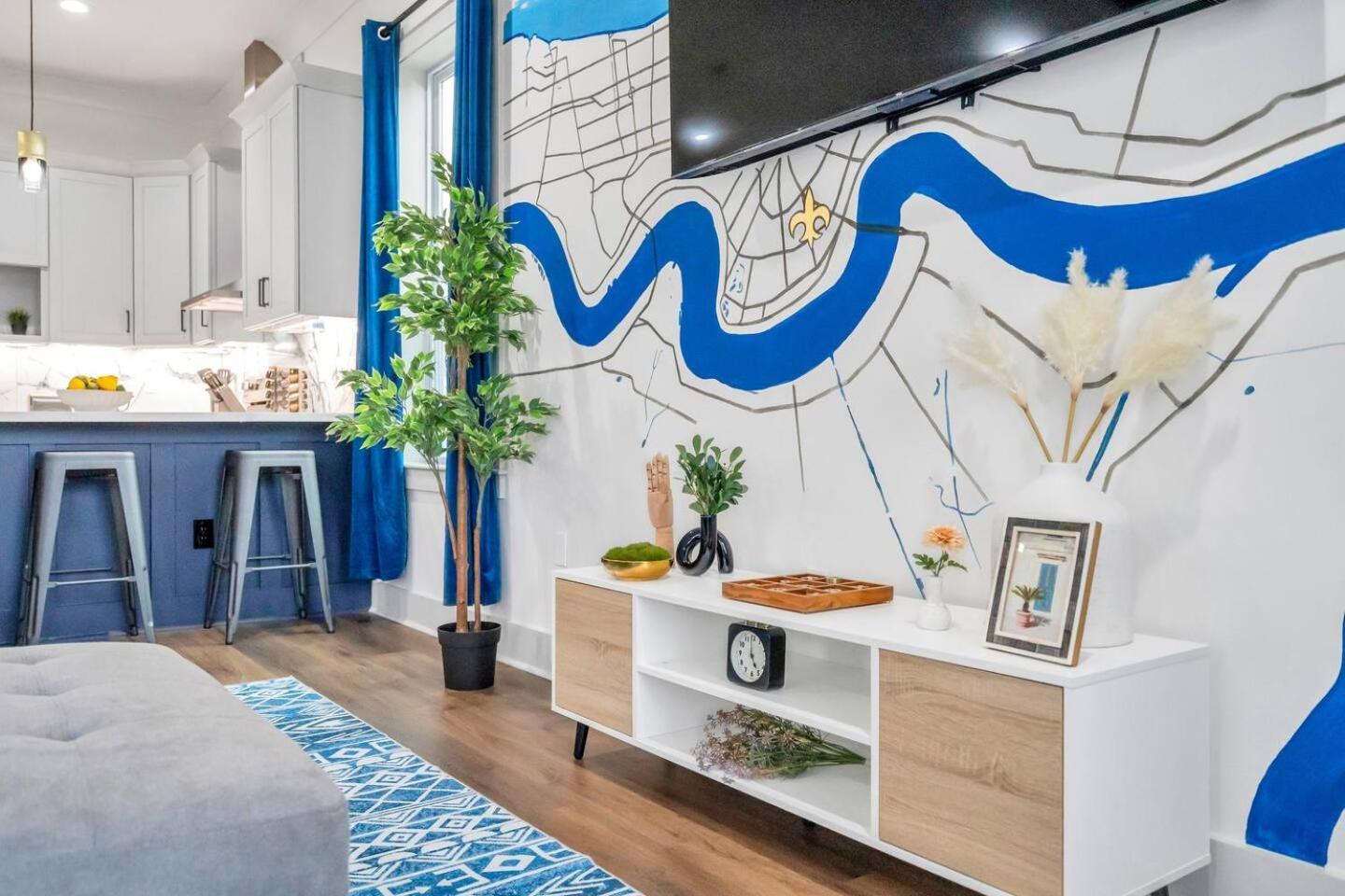 Mid-city 3 King Br W Fire Pit & Parking Holiday home *