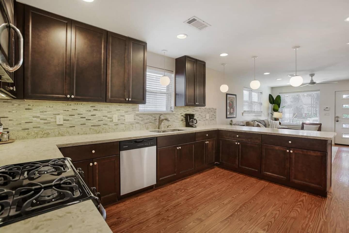 Charming W Huge Yard Near Bayoucity Park!