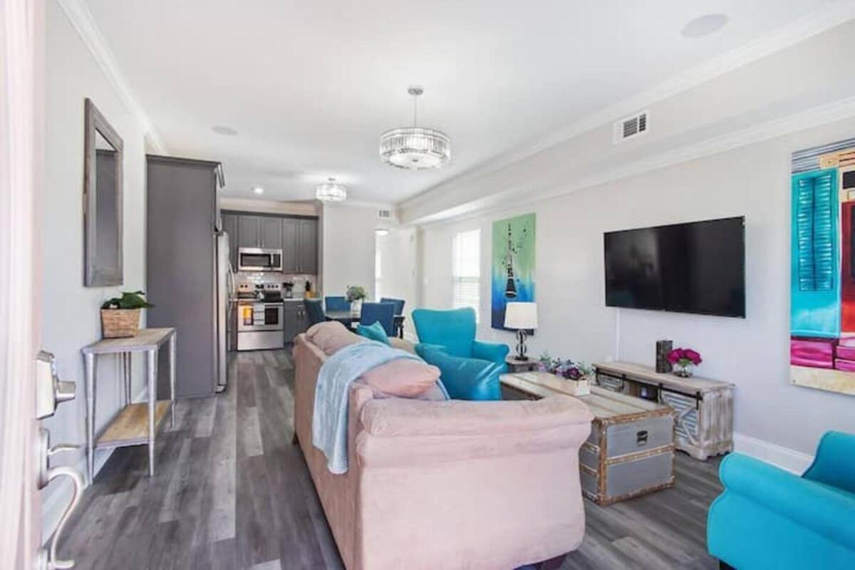 Holiday home Vibrant 5br Close To Street Car *