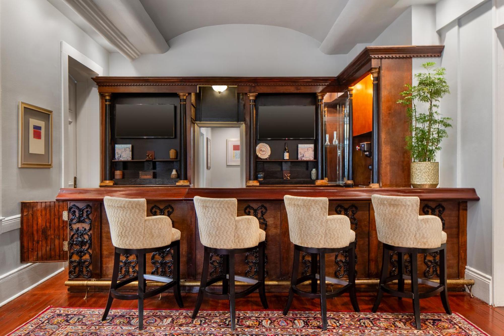 Courtyard By The French Quarter