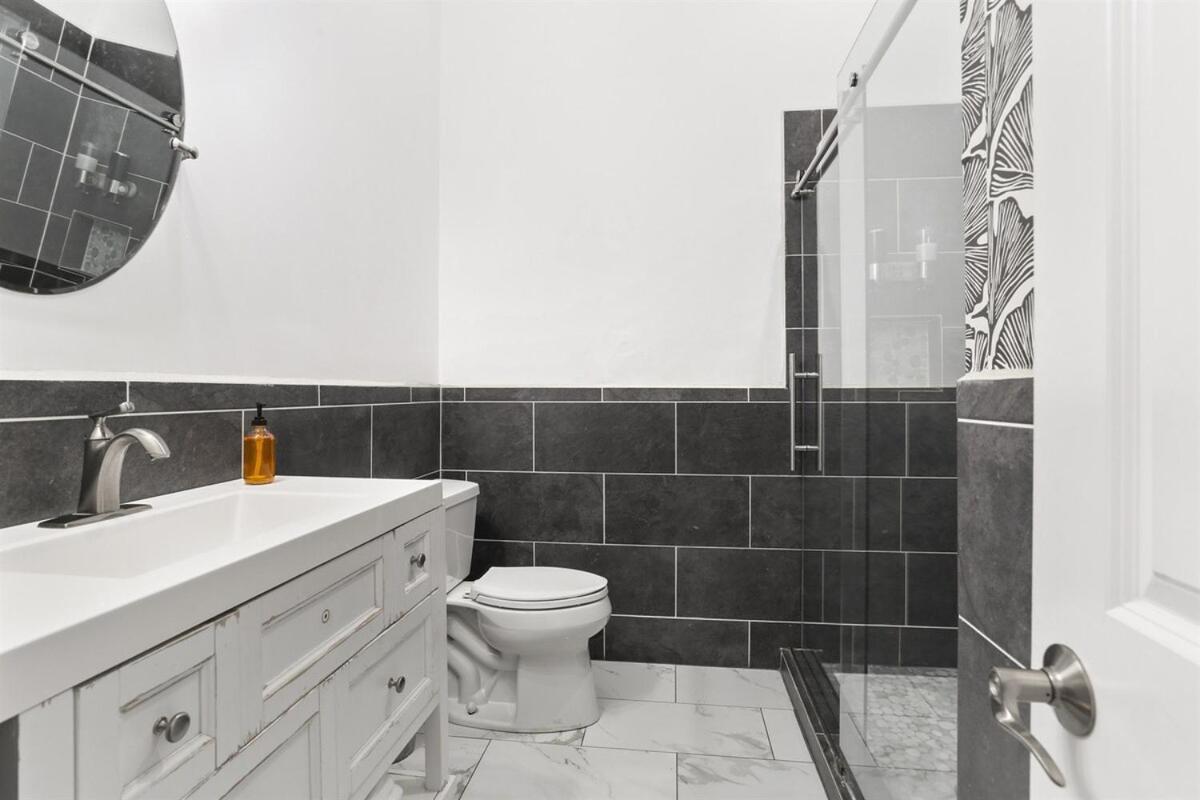 Cozy Fresh Lux House Near Downtown Holiday home