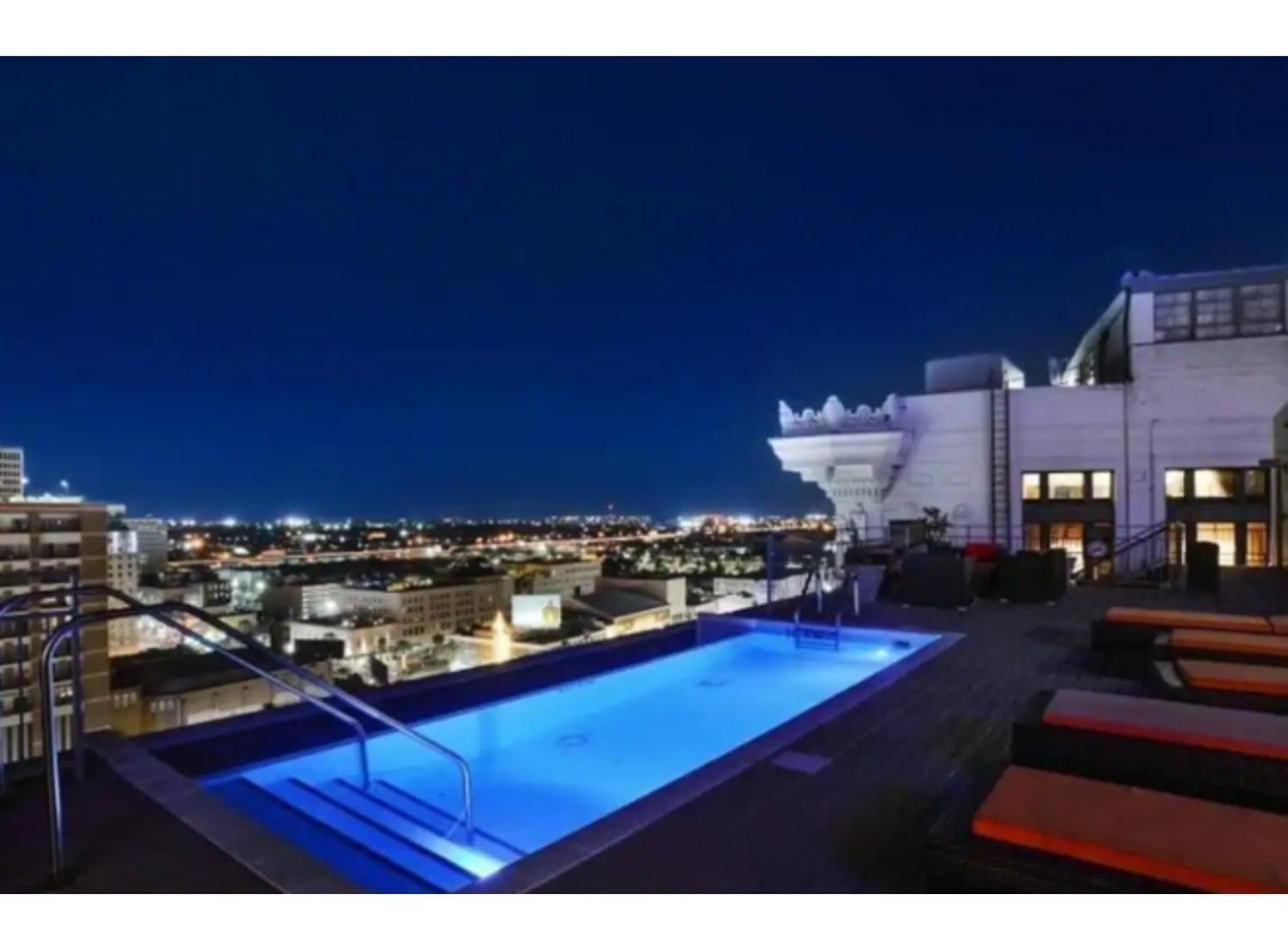 Amazing Beautiful View 2 Blocks To French Quarter, Small Rooftop Pool, Gym, Seanger Theater, Super Dome, And Bourbon St *