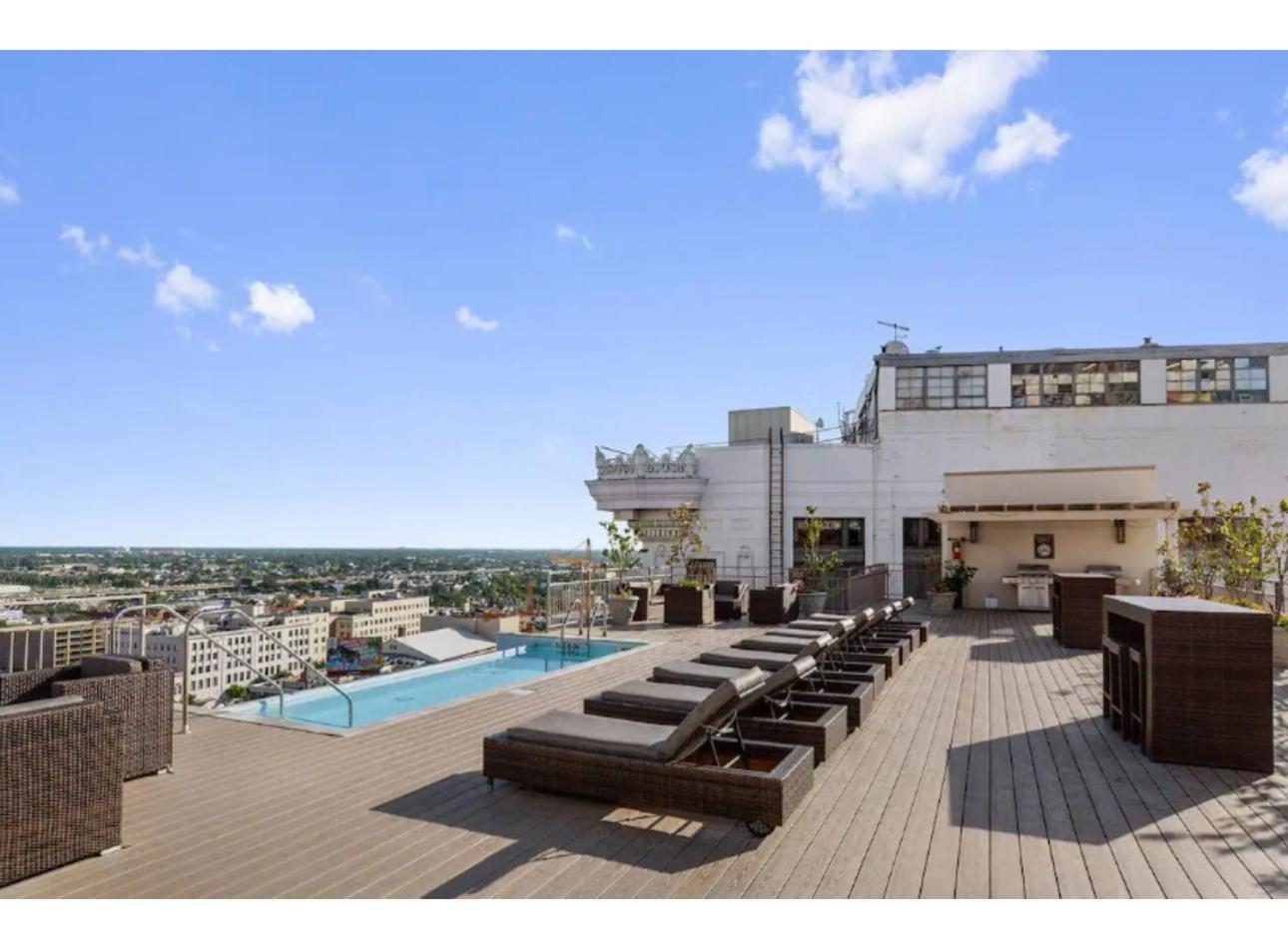 Amazing Beautiful View 2 Blocks To French Quarter, Small Rooftop Pool, Gym, Seanger Theater, Super Dome, And Bourbon St *