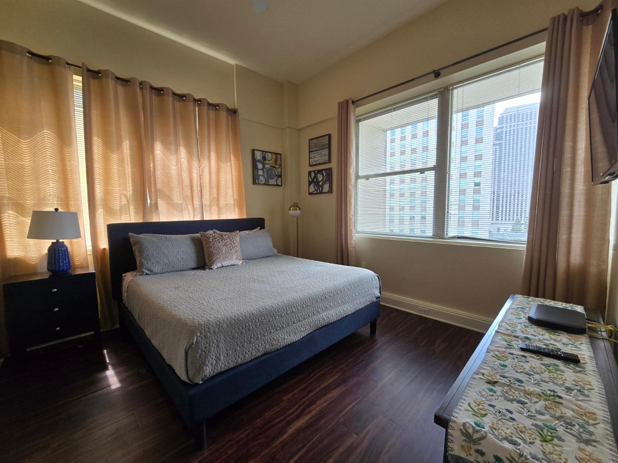 Amazing Beautiful View 2 Blocks To French Quarter, Small Rooftop Pool, Gym, Seanger Theater, Super Dome, And Bourbon St