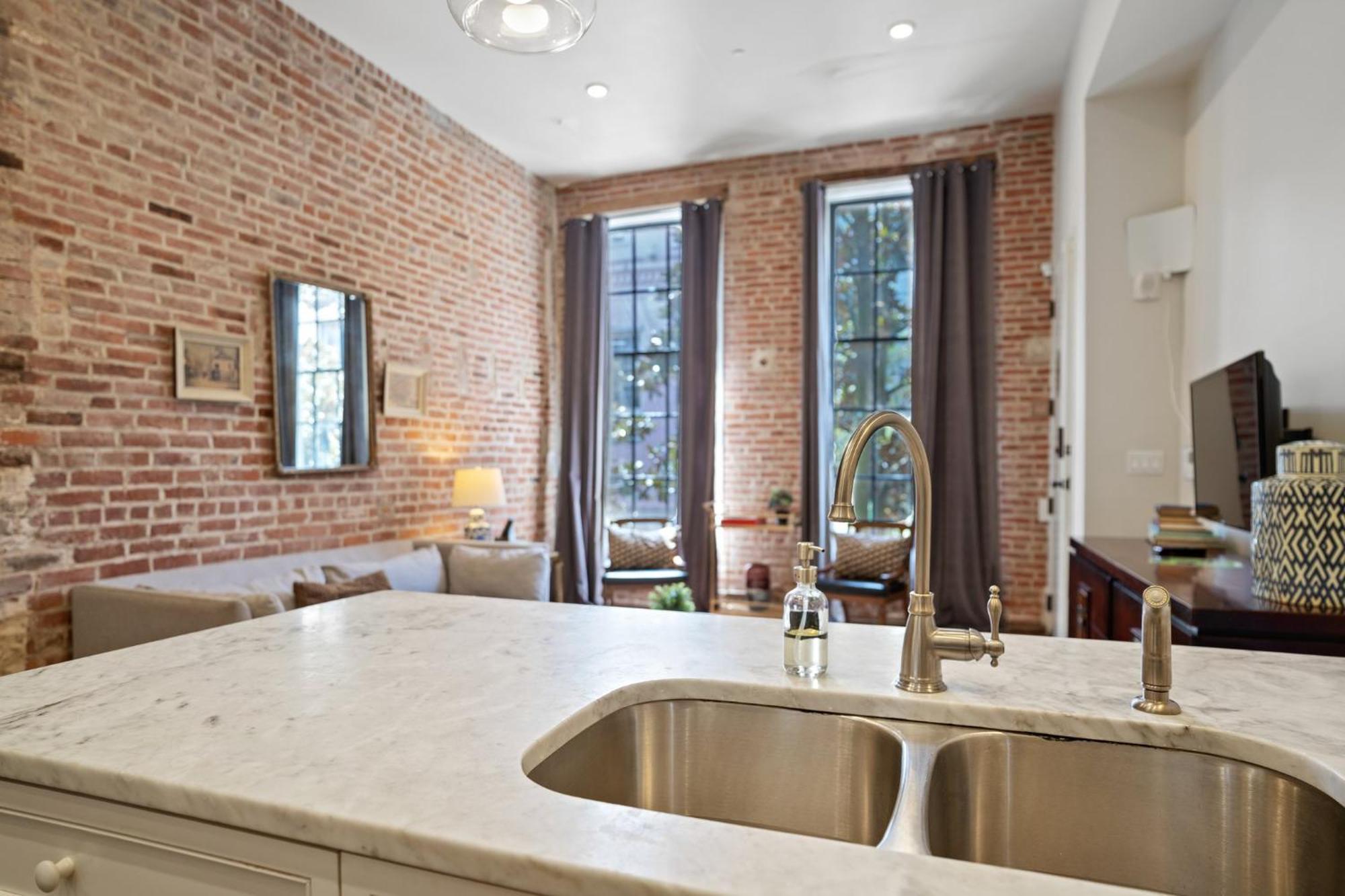 Hotel 4-br Near Bourbon St