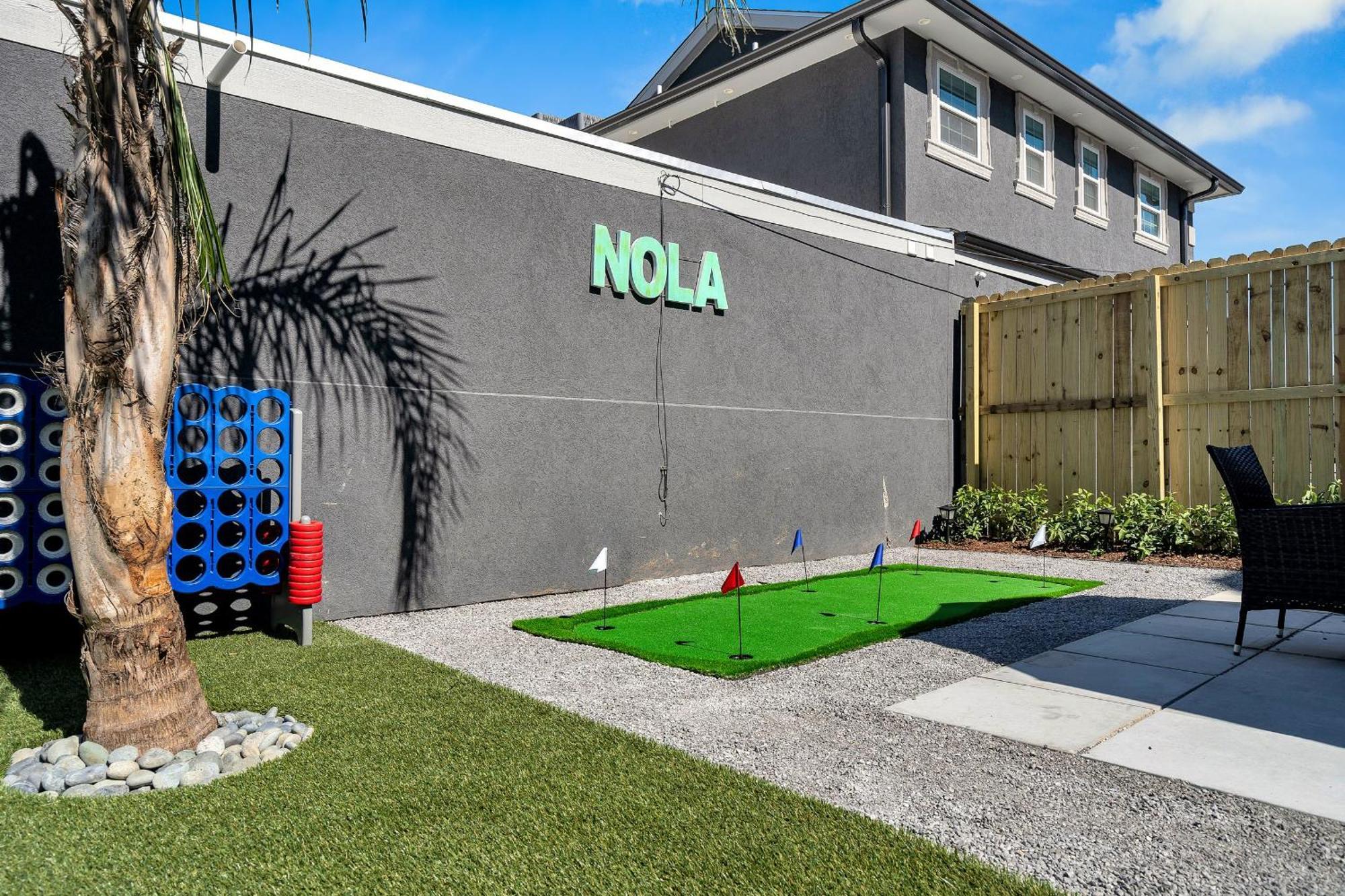 Sleeps 24-spacious Near Fq W Pool