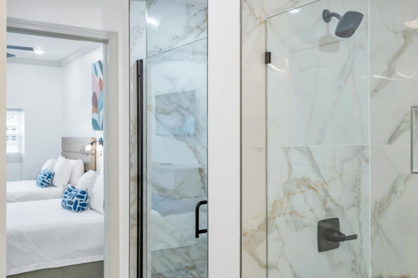 Sleeps 24-spacious Near Fq W Pool Hotel