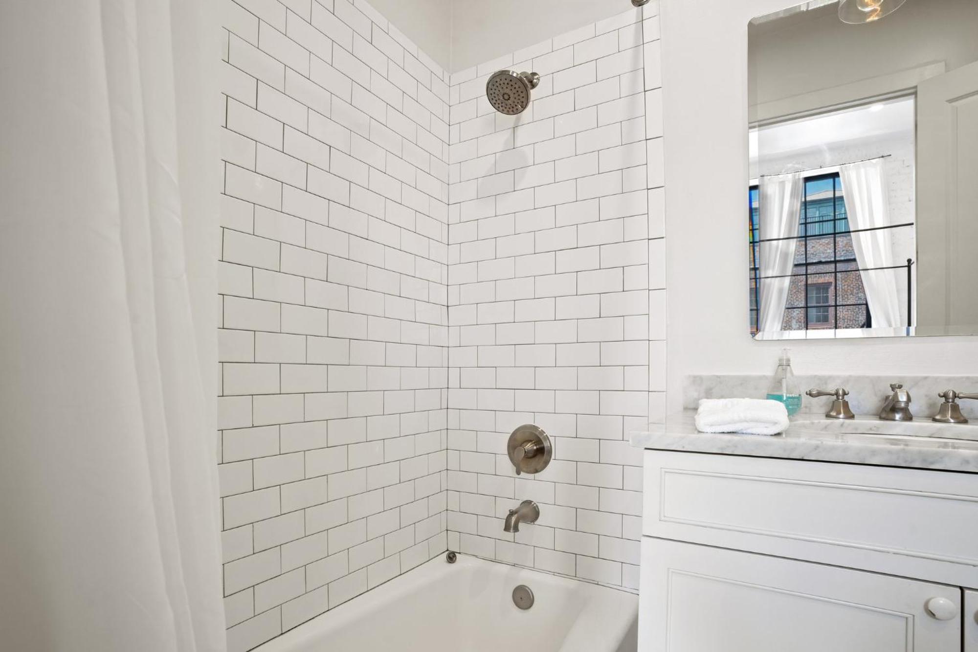 Hotel 4-br Near Bourbon St *