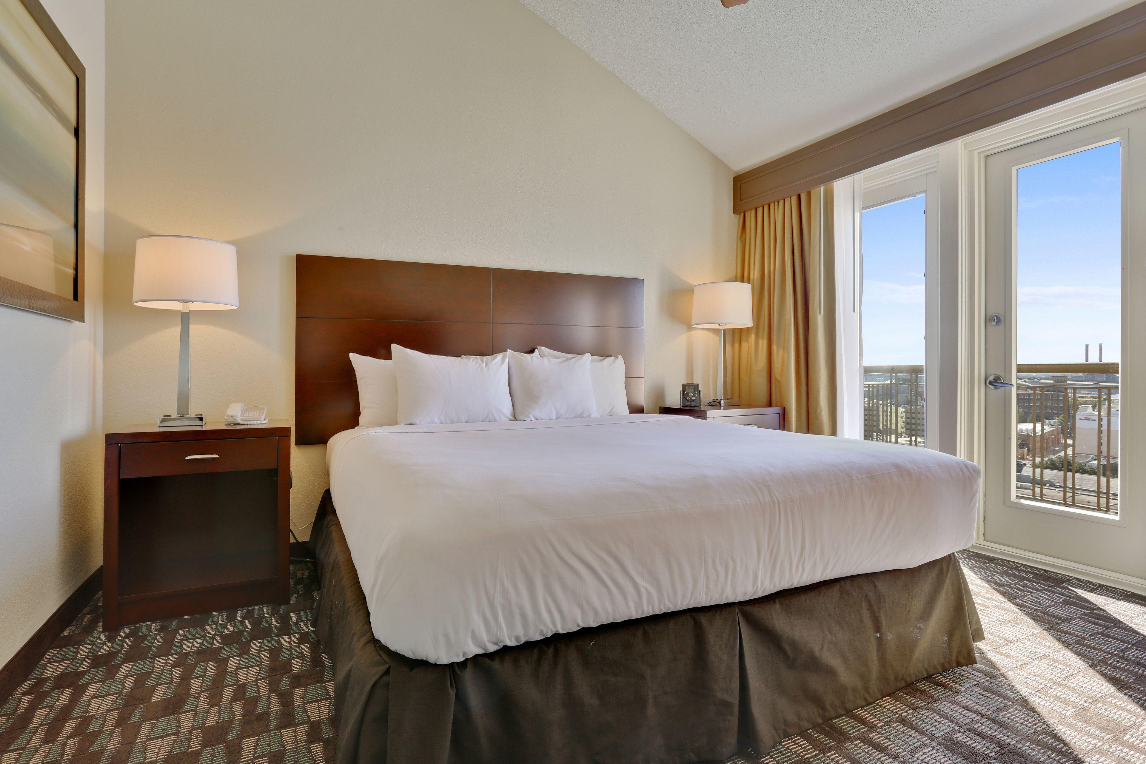 Hotel Embassy By Hilton Convention Center