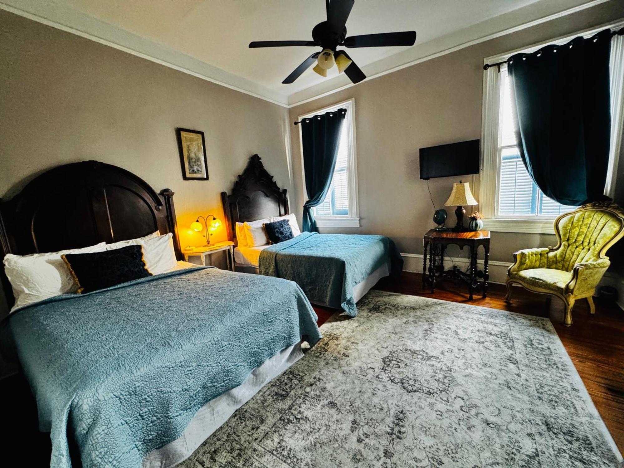 Historic- Salt Pool-balconies-near French Quarter *