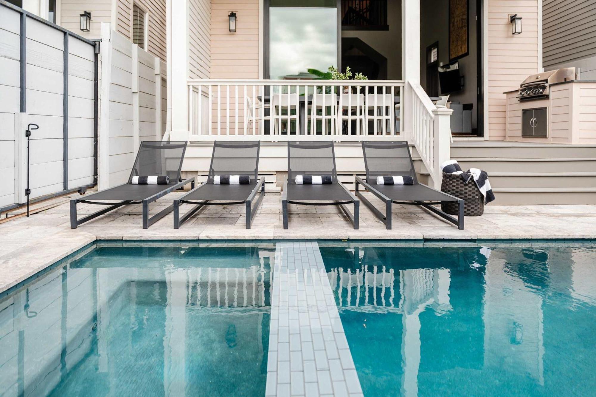 Luxe 7 Bedroom Heated Pool & Holiday home *