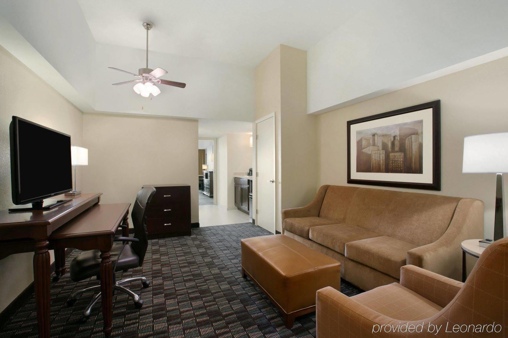 Hotel Embassy By Hilton Convention Center 3*