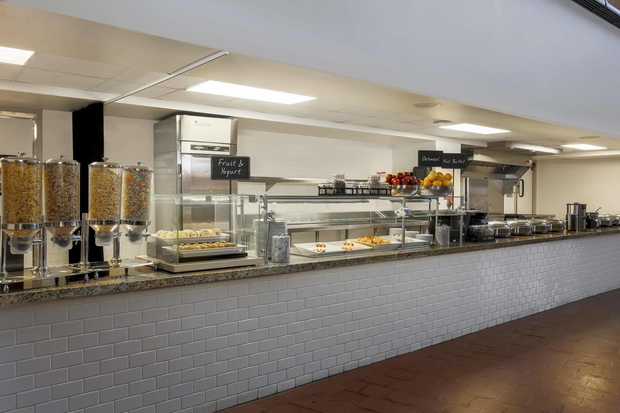 Hotel Embassy By Hilton Convention Center New Orleans