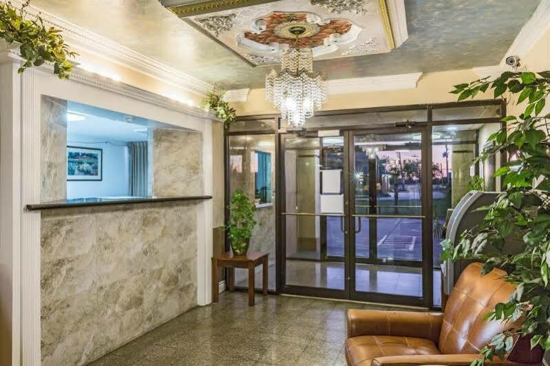 Country & By Radisson, I-10 East, La