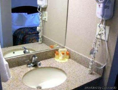 Country & By Radisson, I-10 East, La 2*