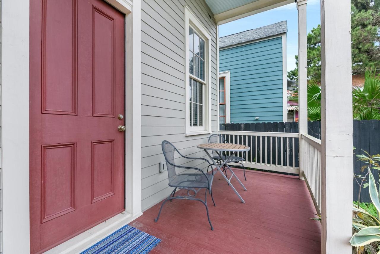 Cozy And Charming House Close To St Charles Ave Holiday home *