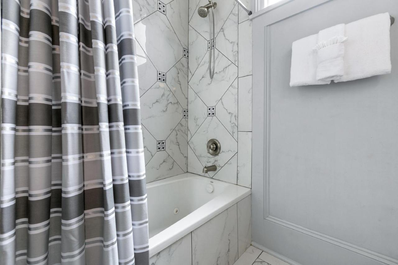 Cozy And Charming House Close To St Charles Ave