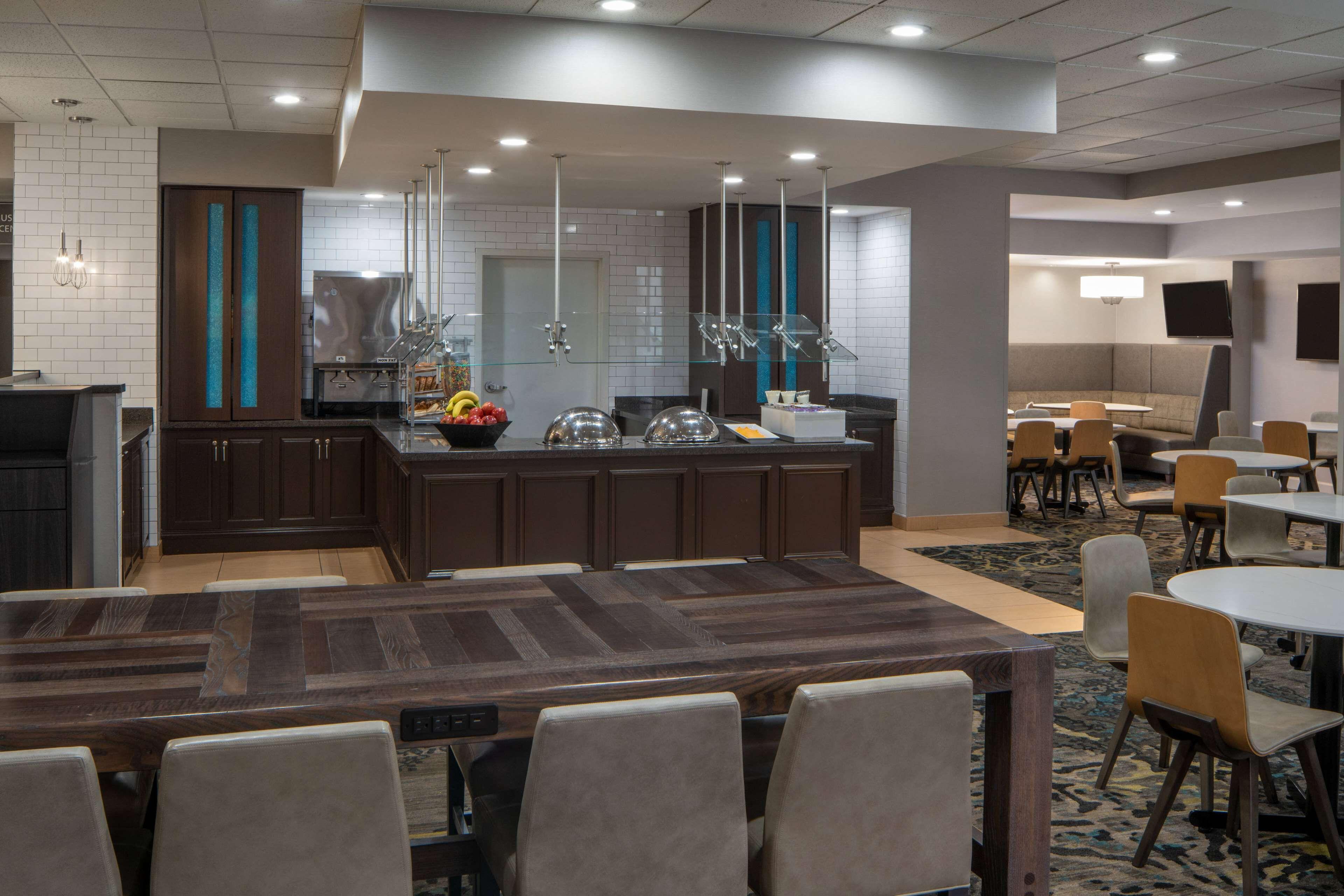 Sonesta Es Convention Center 3*