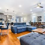 Spacious 5 Bedroom Retreat - Pool - Near It All!