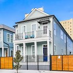 Hosteeva Brand New Condo With A Pool Steps To St Charles Ave