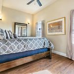 St Charles Spacious Condo In The Heart Of The City