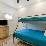 Sleep 10 Next To Superdome And Downtown