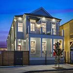 Spacious 5Br Urban Retreat W Balcony & Pool