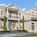Stunning 2-Bedroom Garden District Newly Renovated