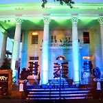 6Br 3 Ba Huge, Balcony, Cemetery, Streetcar Sleeps 12!
