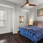 Stylish 2-Bedroom Apartment In Garden District