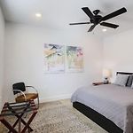 River Breeze Quiet & Modern Black Pearl Apartment