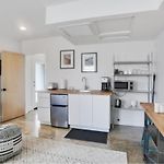 River Breeze Quiet & Modern Black Pearl Apartment