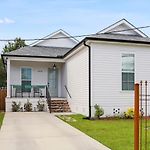 Stunning Luxury Home 2 Blocks From Streetcar