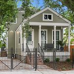 Luxury New 3Bd Home With Parking And Private Yard