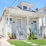 Private 2Br Condo In Uptown By Hosteeva