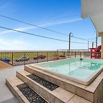 3Br Lakefront Retreat W Pool & Balcony Views