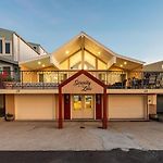 Pool, Hot Tub & Lake Views Near French Quarter