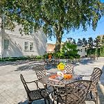 Private 3Br On Carondelet By Hosteeva