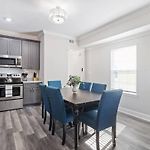 Vibrant 5Br Close To Street Car