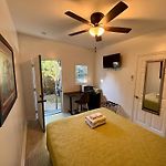 Charming Studio Cabin Under Oak Tree 2 Mins Walk To Magazine Quiet Neighborhood