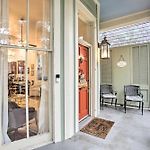 Perfect Location: Inviting Uptown New Orleans Apt!
