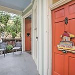 Perfect Location: Inviting Uptown New Orleans Apt!