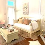 3Br Gorgeous Paris Penthouse Sleeps 5 W Balcony, Fq, Streetcar!!