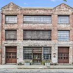 Stylish Industrial Loft In Warehouse District
