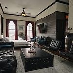 Royal Street Inn & Bar