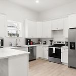 Sunny 5Bed W Parking And Direct Streetcar Access